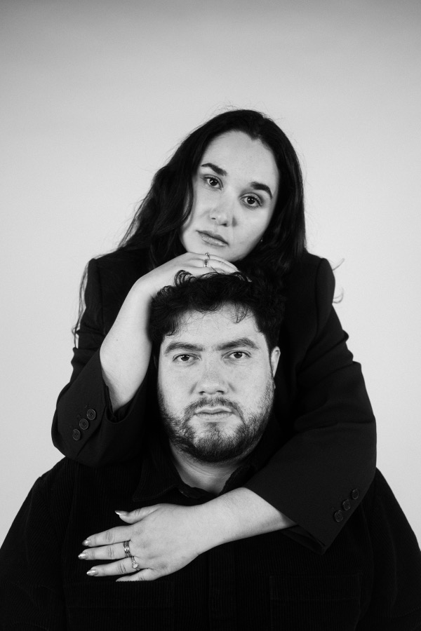 Zwart-witportret waarin Ema haar arm over Andrés' hoofd legt