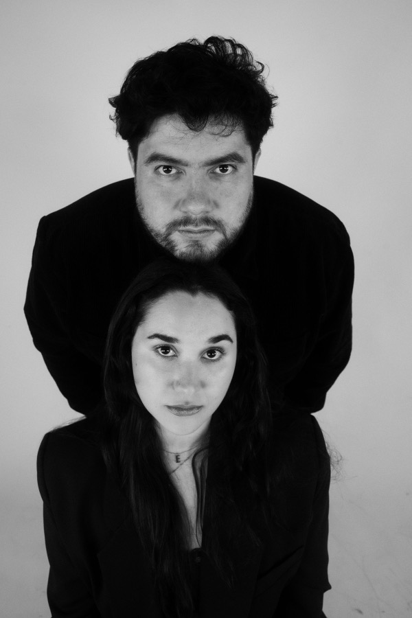 Zwart-witportret met Andrés' hoofd boven dat van Ema