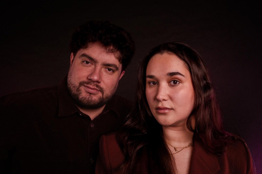 Ema en Andrés naast elkaar in donkerrood licht