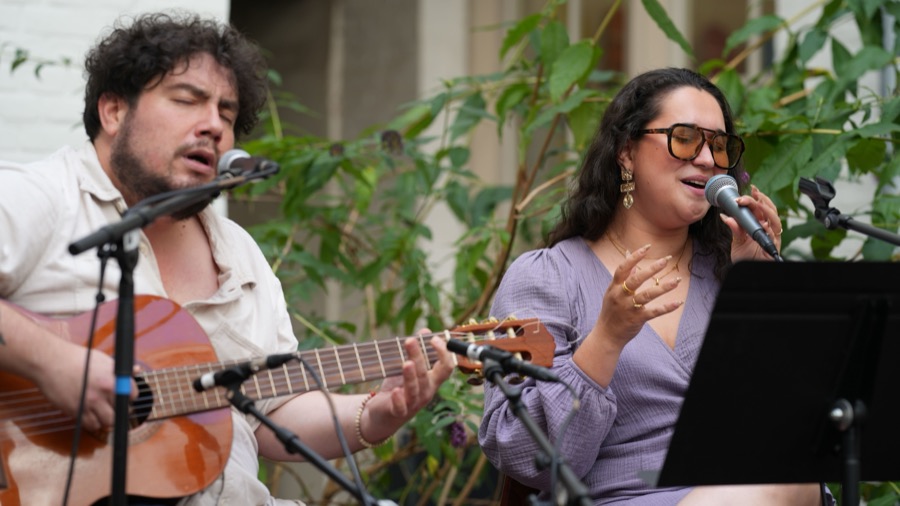 TERRALUZ live in de Binnentuin van Willem Twee: Andrés op gitaar, Ema zingend